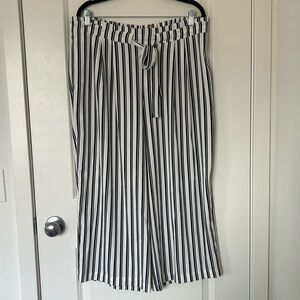 Wide-leg cropped length trousers